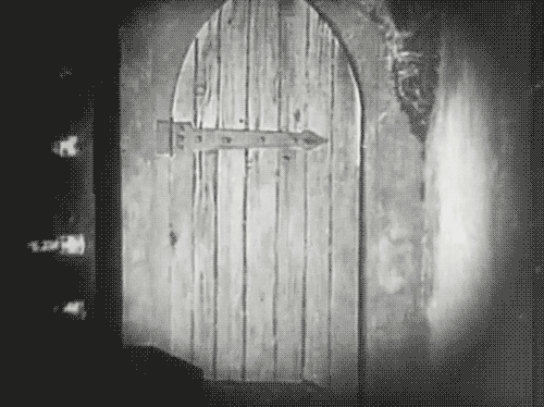 Стучат в ворота. Закрытая дверь. Открытая дверь. Страшная дверь. Таинственная дверь.